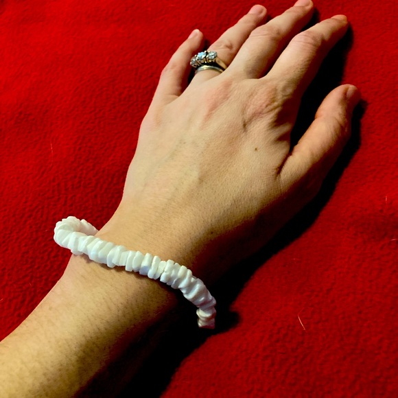White shell bracelet - Picture 1 of 5